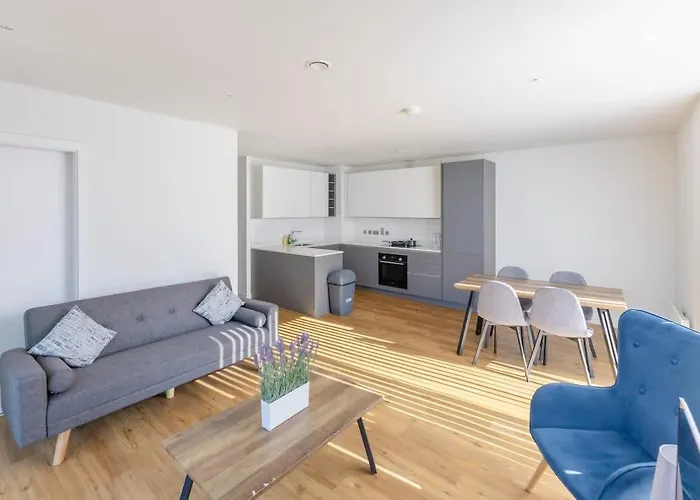 Stylish 3-Bed Apartment Near Victoria