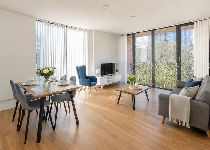 Stylish 3-Bed Apartment Near Victoria