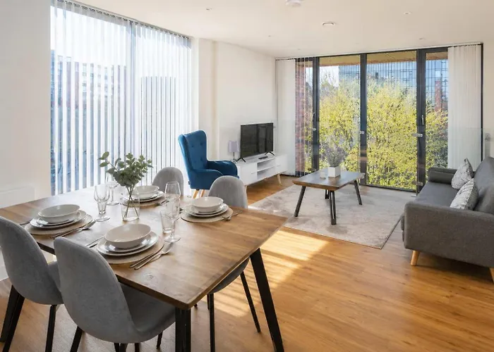 Stylish 3-Bed Apartment Near Victoria