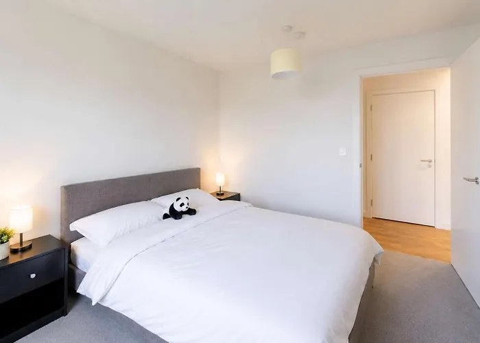 Stylish 3-Bed Apartment Near Victoria